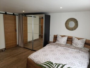 1 dormitorio, cuna de viaje, wifi gratis y ropa de cama