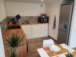 Frigorífico, microondas, horno y placa de cocina