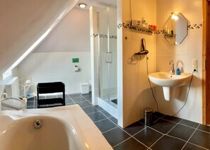 Dusche, Haartrockner, Handtücher, Seife