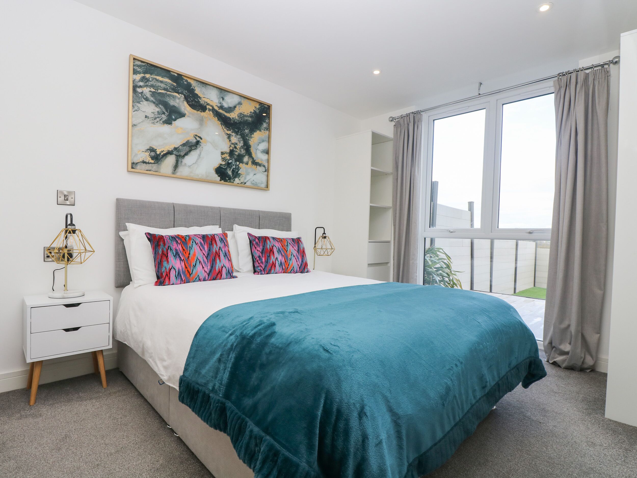 4 habitaciones, decoración personalizada y muebles diferentes 