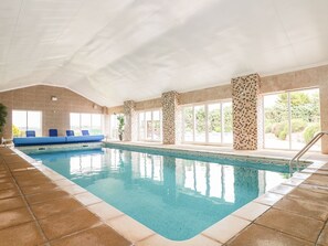 Una piscina cubierta