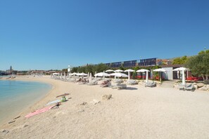 Plage à proximité, chaises longues
