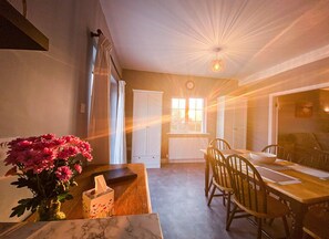 Microwave, dishwasher, cookware/dishes/utensils - Hilltop Haven Kilmore (Kilmore)