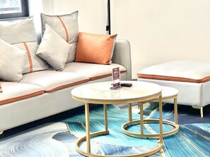 Escritorio, espacio para trabajar con laptop y wifi gratis 