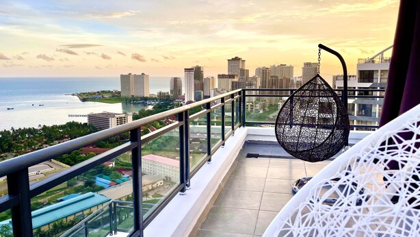 A balcony with a view of the ocean and cityscape. - Star Bay Residence (Sihanoukville)