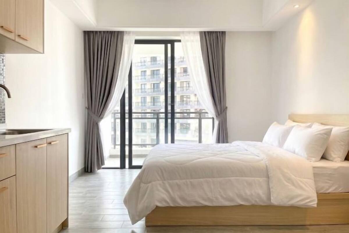 Desk, laptop workspace, WiFi (free), bed sheets
