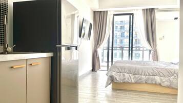 Desk, laptop workspace, free WiFi, bed sheets