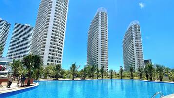 Hồ bơi ngoài trời