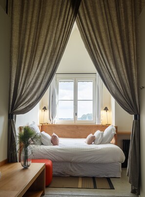 舒适双人房 | 高档床上用品、记忆海绵床垫、特色装修、特色家居