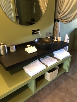 雙人房 | 浴室 | 淋浴設備、雨淋花灑、風筒、提供毛巾