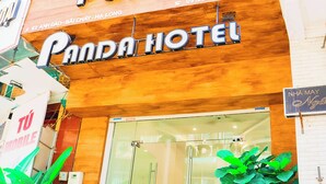 The exterior of Panda Hotel with a wooden facade and a glass entrance. - BAI CHAY PANDA HOTEL (Bai Chay)