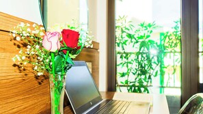 デラックス ダブルまたはツインルーム キングベッド 1 台 バルコニー ガーデンビュー | ガーデン ビュー