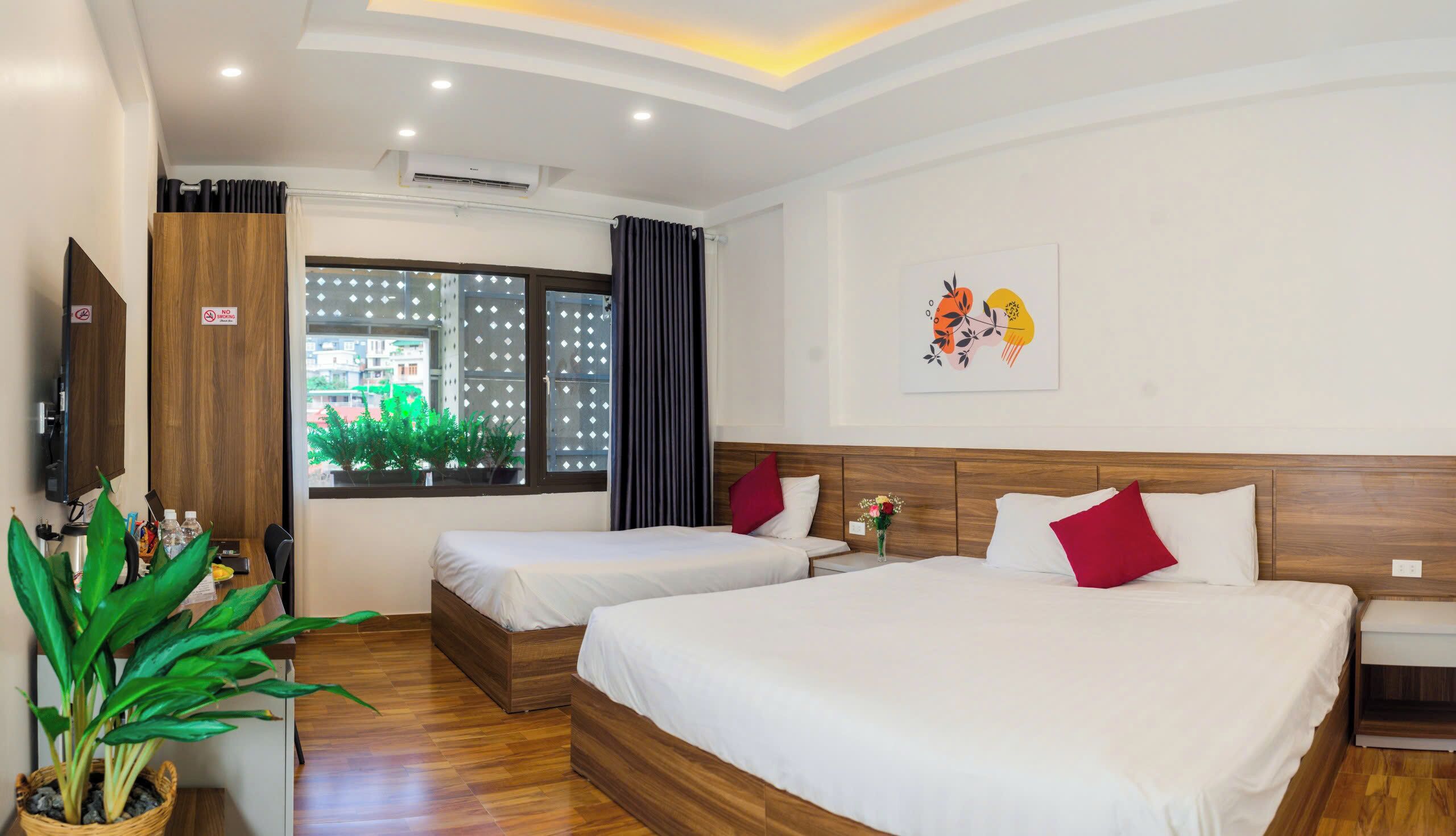 Deluxe-Dreibettzimmer, Stadtblick | Allergikerbettwaren, Minibar, Schreibtisch