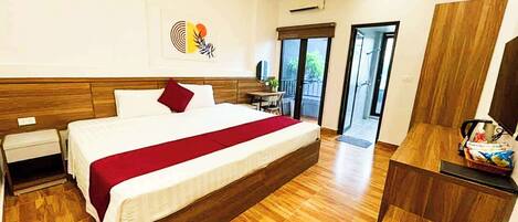 Hypo-allergenic bedding, minibar, desk, laptop workspace