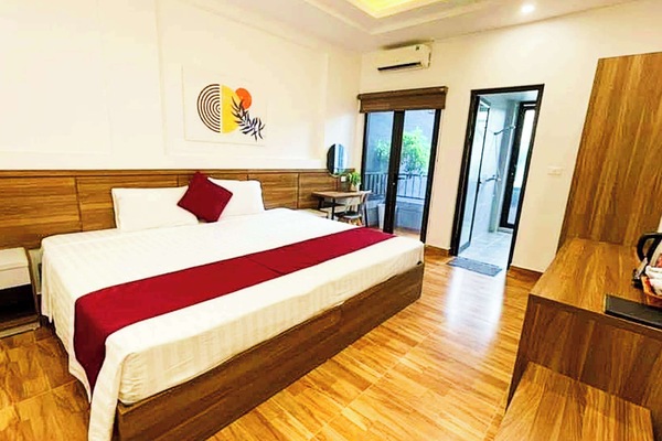 Hypo-allergenic bedding, minibar, desk, laptop workspace