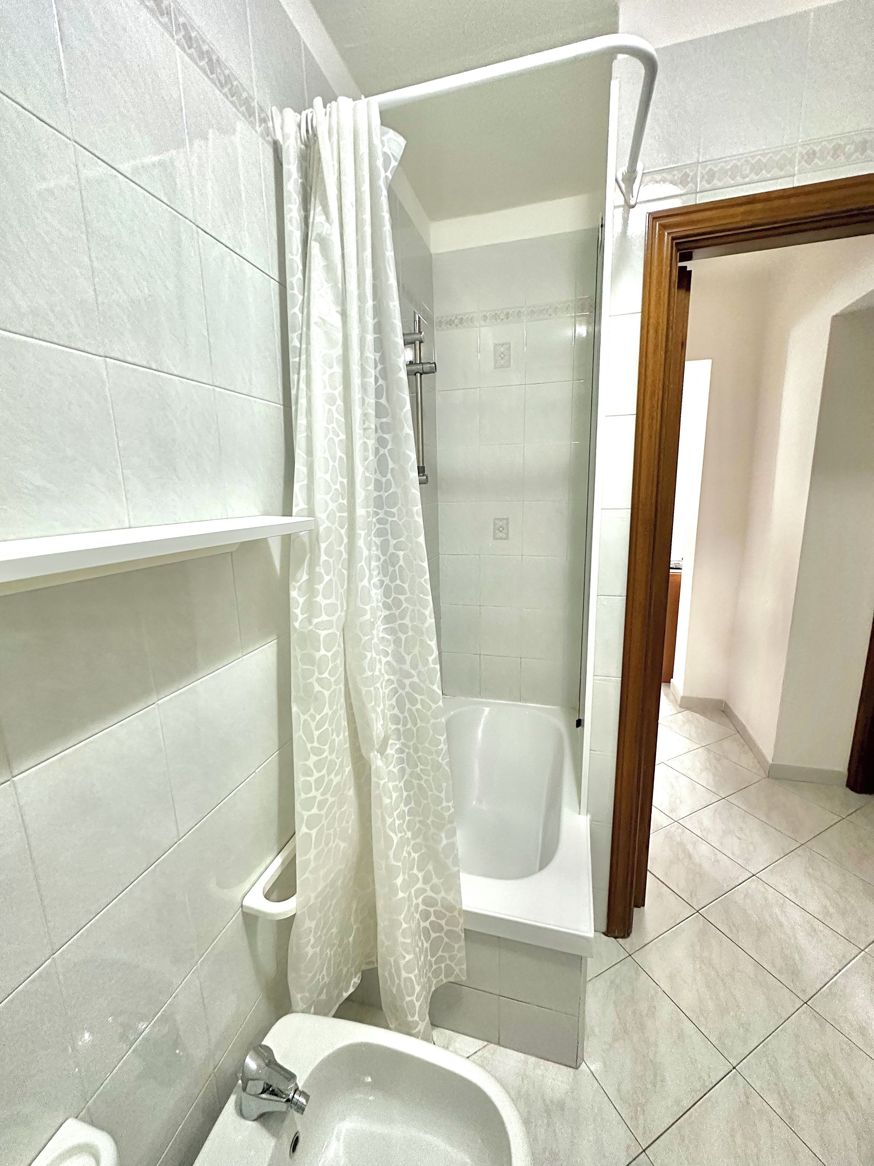 Bidet, towels