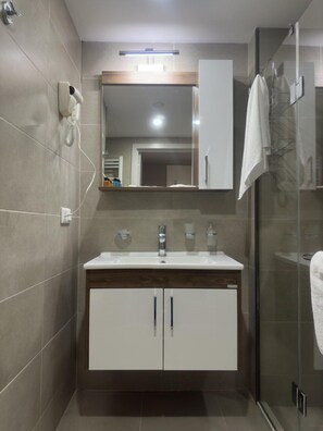 Monolocale panoramico | Bagno | Doccia, soffione a pioggia, asciugacapelli, accappatoio