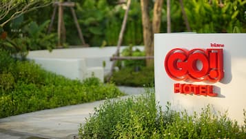 Schild des GO! Hotels mit modernem Design und einem Weg zum Eingang.