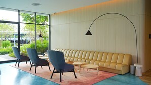Ein stilvoller Loungebereich mit einer Couch, zwei Sesseln und einem Couchtisch.
