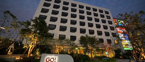 Façade de l’hébergement - soirée/nuit