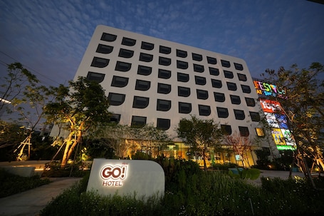 住宿正面 - 傍晚/夜晚