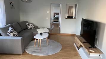 Fernseher, Bücher, Stereoanlage