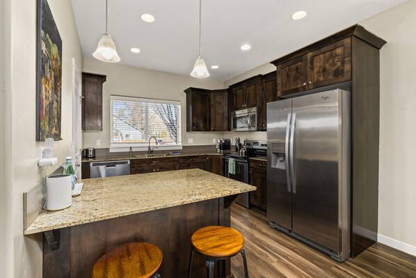 Frigorifero, microonde, forno, piano cottura