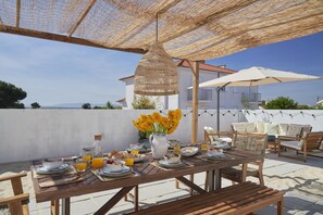 تناول الطعام بالخارج