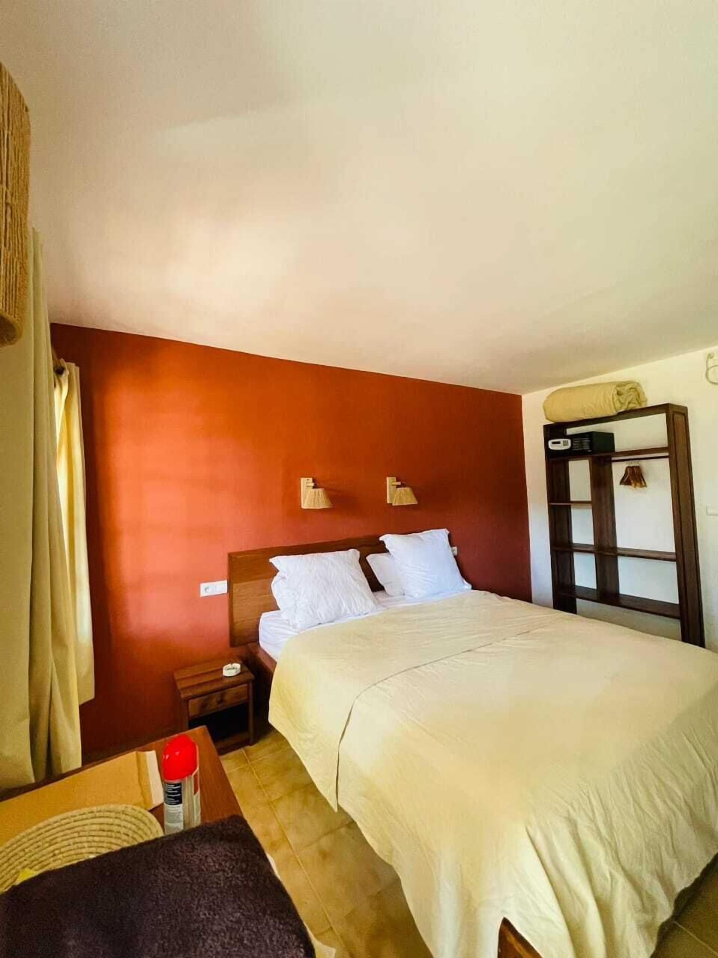 In-room safe, soundproofing, iron/ironing board, bed sheets