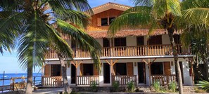 In-room safe, soundproofing, iron/ironing board, bed sheets - L'Ylang Ylang Auberge Ambatoloaka (Nosy Be)