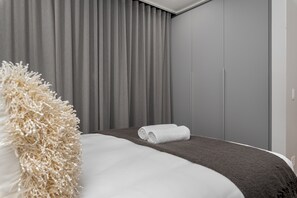 Gallery Apartment | 1 bedroom, laptop workspace, iron/ironing board, free WiFi - 7 on Bantry 301 (Cape Town)