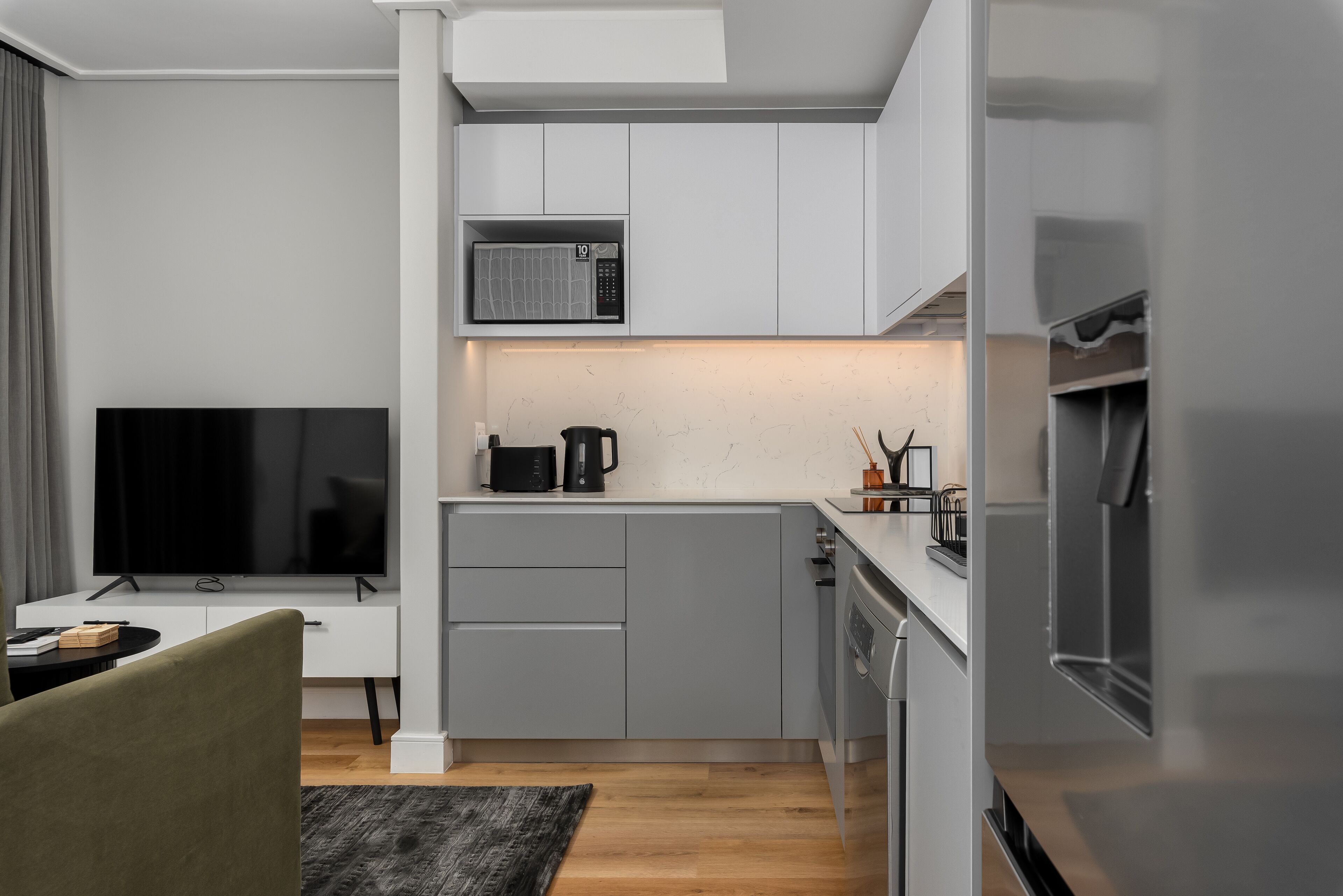 Apartamento galeria | Cozinha privada | Geladeira, micro-ondas, fogão, cooktop