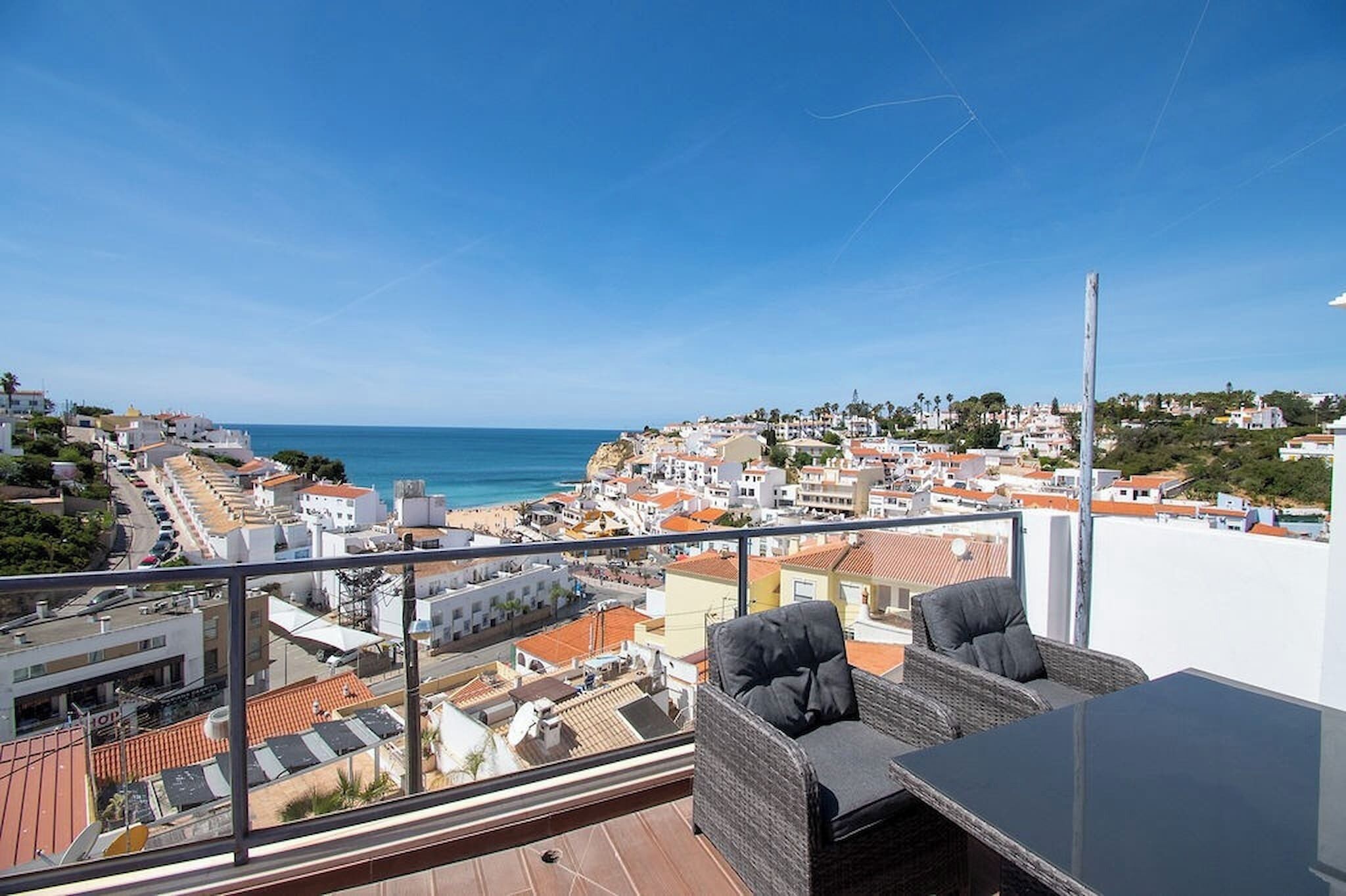 Ein Balkon mit Blick auf das Meer und die Stadt.
