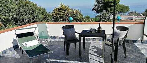 Doppia Luxury, 1 letto king, terrazzo, vista mare parziale | Terrazza/patio
