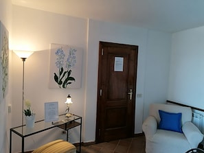 奢华双人房, 1 张特大床, 露台, 部分海景 | 1 多间卧室、意大利 Frette 床单、高档床上用品、羽绒被