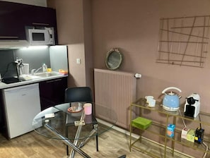 Fridge, microwave, stovetop, coffee/tea maker