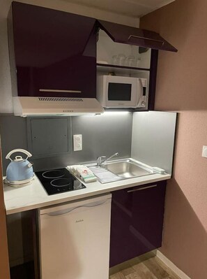Refrigerador, microondas, placa de cocina, cafetera/tetera
