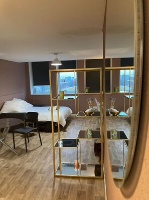 1 chambre, bureau, fer et planche à repasser, Wi-Fi gratuit