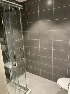 Een haardroger, handdoeken, zeep, shampoo