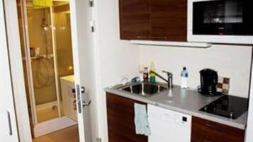 Studio | Private kitchen | Coffee/tea maker, electric kettle