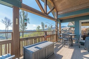 Outdoor dining - Wintergreens R131- Mtn Condo/View, Gated Resort, Indoor/Outdoor Pools & Hot Tub (Banner Elk)