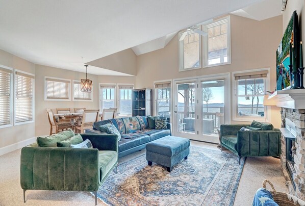 Smart TV, fireplace - Wintergreens R131- Mtn Condo/View, Gated Resort, Indoor/Outdoor Pools & Hot Tub (Banner Elk)