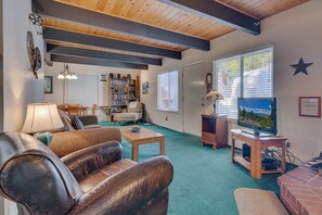 TV, DVD player, books, stereo - Dog-friendly Three Bedroom Cabin in Tahoe City (Tahoe City)