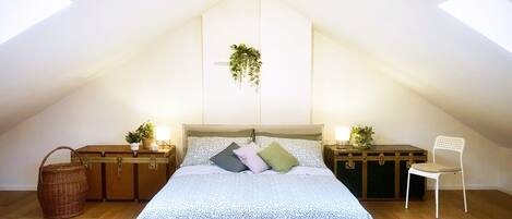 4 dormitoris, planxa i posts de planxar i un bressol de viatge