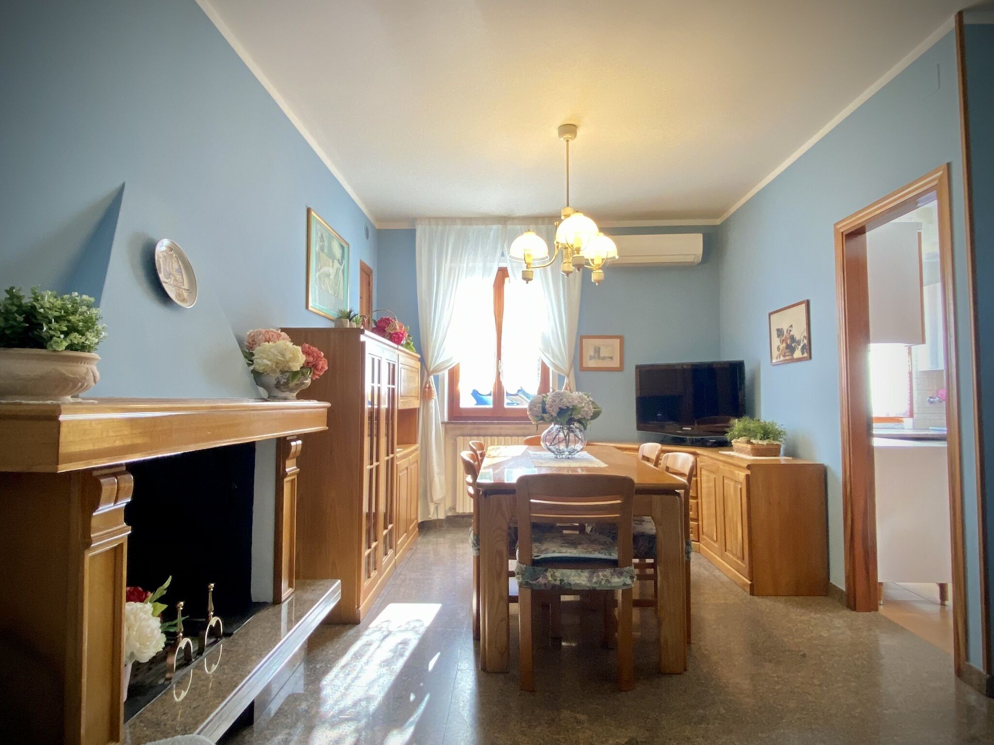 An exclusive terraced house in a very central position, 600 meters from the sea.