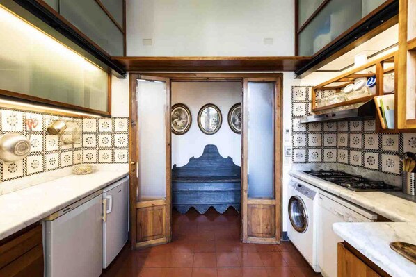 Kühlschrank, Geschirrspüler