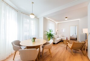 Family Apartment | Living area | 50-inch Smart TV with cable channels - White Lotus (Thessaloniki)