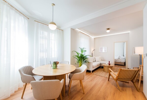 Apartamento familiar | Zona de estar | Smart TV de 50 pulgadas con canales por cable