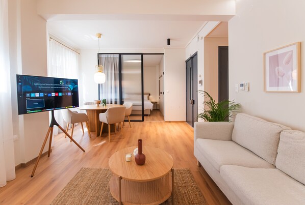 Comfort Apartment, 1 Queen Bed | Living area | 50-inch Smart TV with cable channels - White Lotus (Thessaloniki)