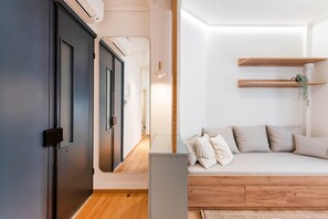 Deluxe Apartment | Living area | 50-inch Smart TV with cable channels - White Lotus (Thessaloniki)